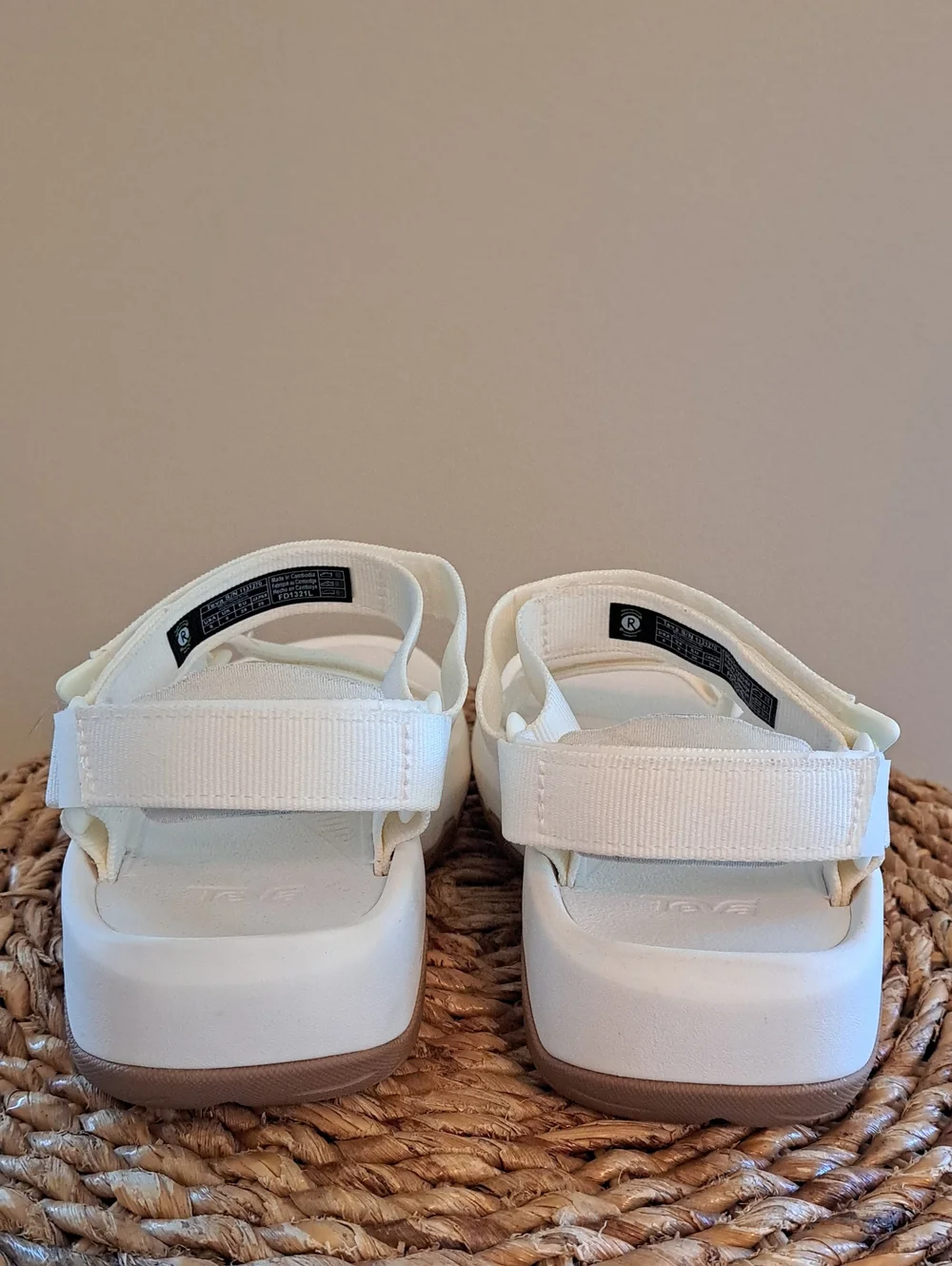 NWOT TEVA Womens Hurricane XLT2 Birch White Nylo /Rubber Athleisure Sandals 8